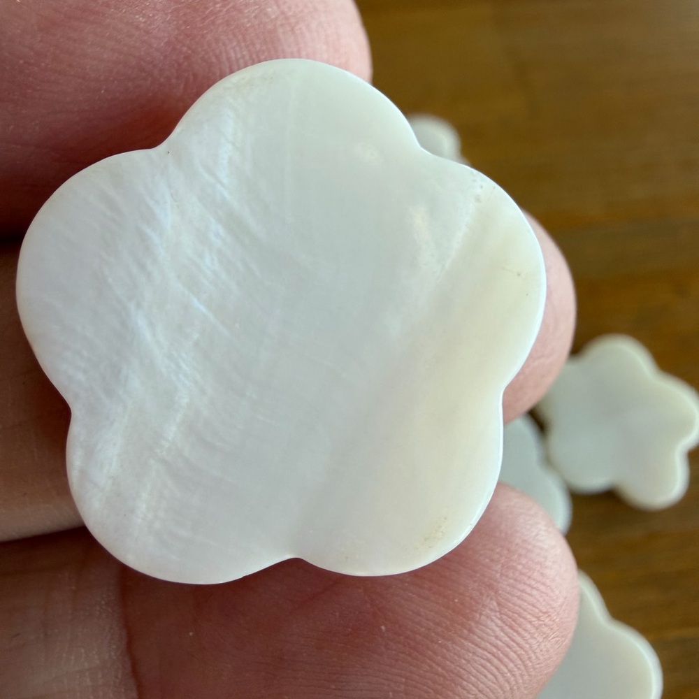 15 Stunning Flower Shaped Ivory Cream 24mm Shell Beads for Jewelry Making - Picture 6 of 8